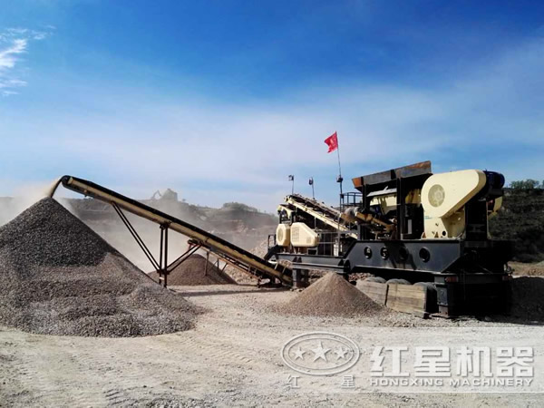 車載便攜式破碎機作業(yè)現(xiàn)場