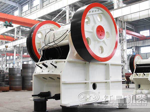 新型鄂式破石機(jī)