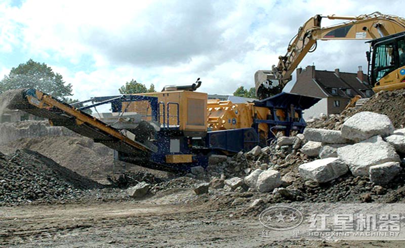 運(yùn)作中的移動(dòng)式建筑垃圾粉碎機(jī) 運(yùn)作中的移動(dòng)式建筑垃圾粉碎機(jī)