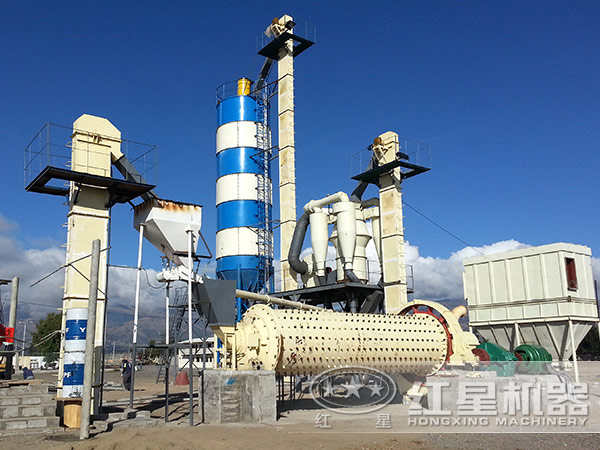 水泥球磨機(jī)作業(yè)現(xiàn)場