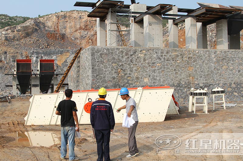 礦山碎石機(jī)械設(shè)備安裝現(xiàn)場(chǎng)圖 礦山碎石機(jī)械設(shè)備安裝現(xiàn)場(chǎng)圖