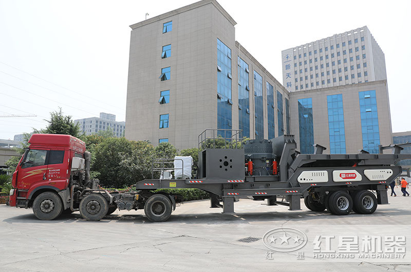 移動(dòng)破碎機(jī)直接開(kāi)往客戶(hù)現(xiàn)場(chǎng) 移動(dòng)破碎機(jī)直接開(kāi)往客戶(hù)現(xiàn)場(chǎng)
