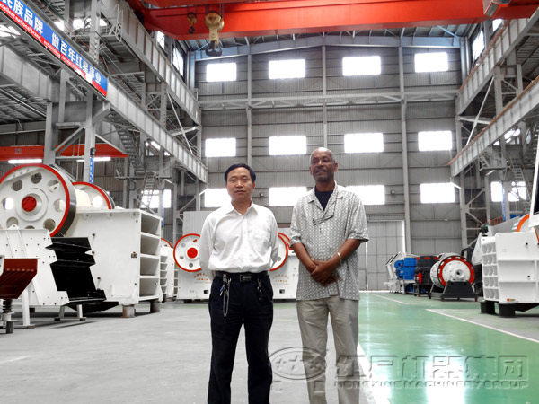 顎式破碎機(jī)車間客戶合影 顎式破碎機(jī)車間客戶合影