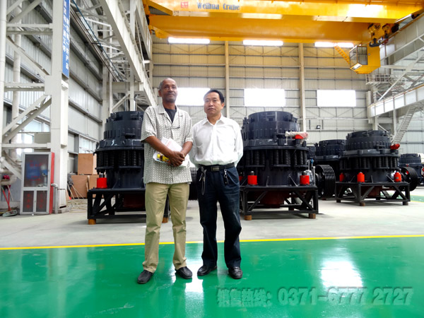 鵝卵石圓錐式破碎機客戶合影