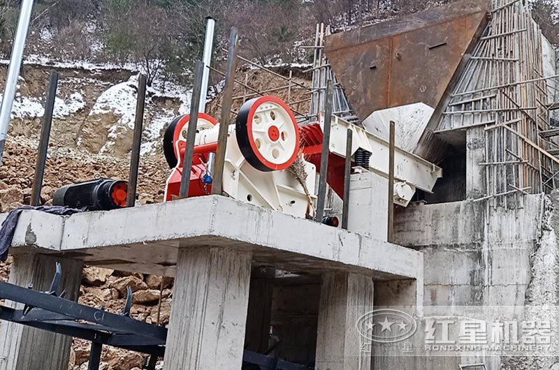 小型沙石破碎機(jī)工作現(xiàn)場圖片