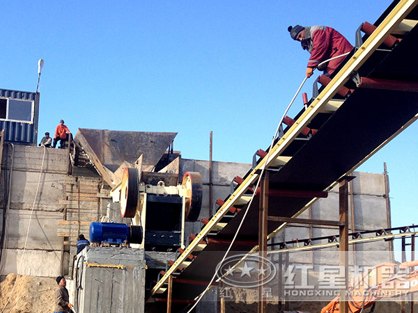 石塊破碎機(jī)現(xiàn)場工作圖 石塊破碎機(jī)現(xiàn)場工作圖