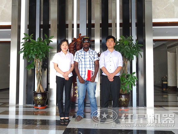 紅星機器銷售人員與客戶合影 紅星機器銷售人員與客戶合影