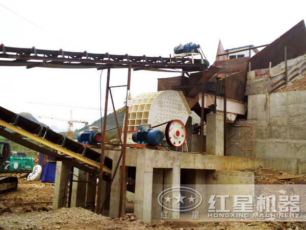 水泥塊重錘式破碎機(jī)現(xiàn)場(chǎng)工作圖 水泥塊重錘式破碎機(jī)現(xiàn)場(chǎng)工作圖