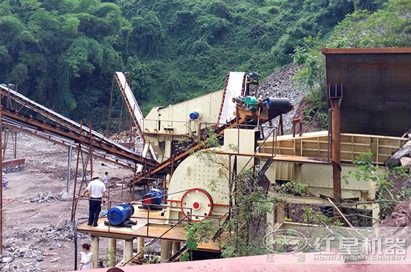 錘式破碎機加工現(xiàn)場 錘式破碎機加工現(xiàn)場