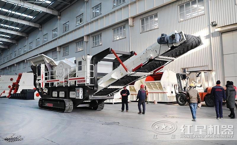 客戶到廠參觀大型磕石機(jī) 客戶到廠參觀大型磕石機(jī)