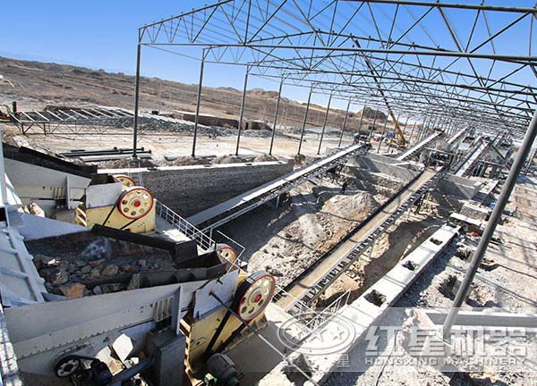 顎式破碎機(jī)加工花崗巖的現(xiàn)場(chǎng)圖