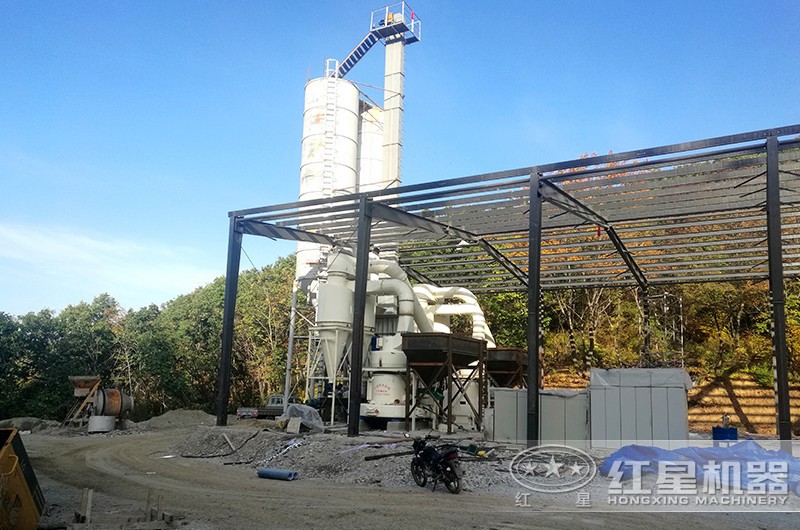 石粉磨粉機(jī)作業(yè)現(xiàn)場(chǎng)