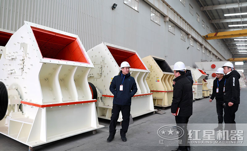 客戶參觀紅星小型磕石機(jī) 客戶參觀紅星小型磕石機(jī)