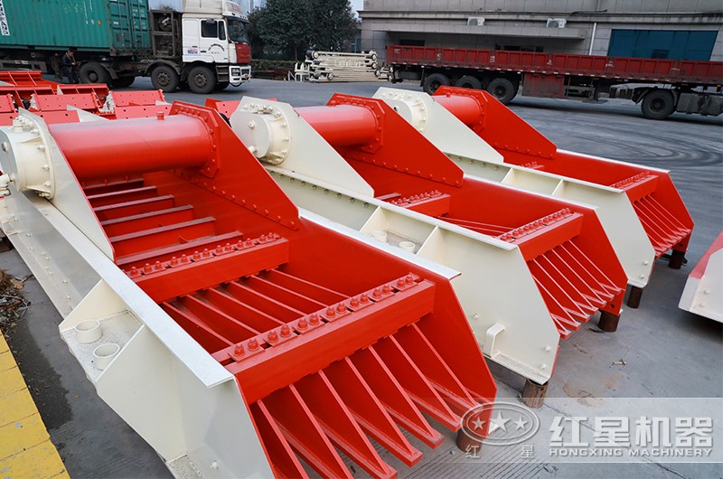 振動(dòng)給料機(jī)保證顎式破碎機(jī)均勻給料，是其正常運(yùn)轉(zhuǎn)的必要條件