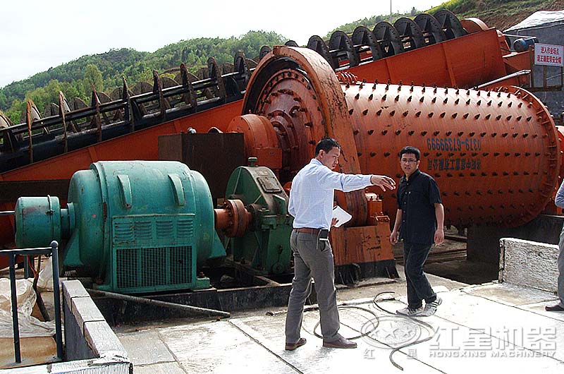球磨機檢修現(xiàn)場 球磨機檢修現(xiàn)場