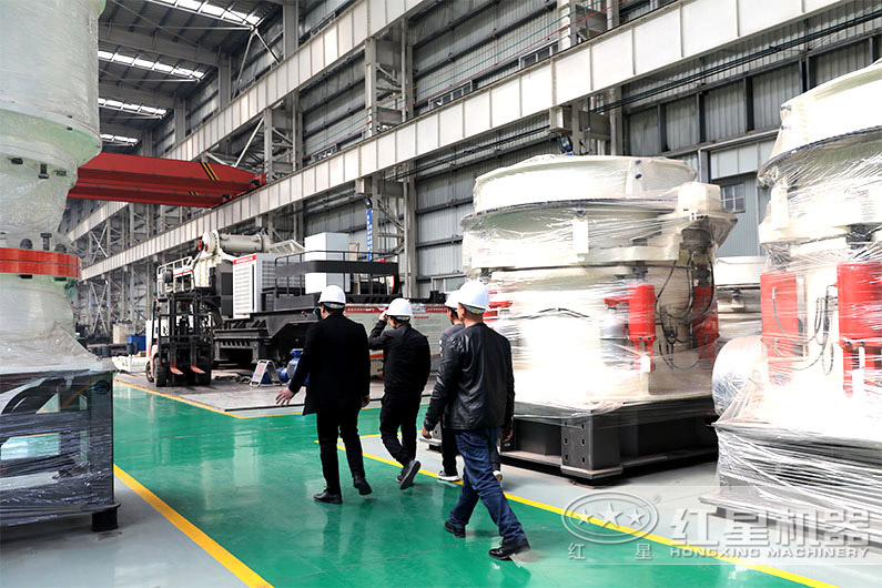 用戶來(lái)紅星圓錐破碎機(jī)車間參觀 用戶來(lái)紅星圓錐破碎機(jī)車間參觀