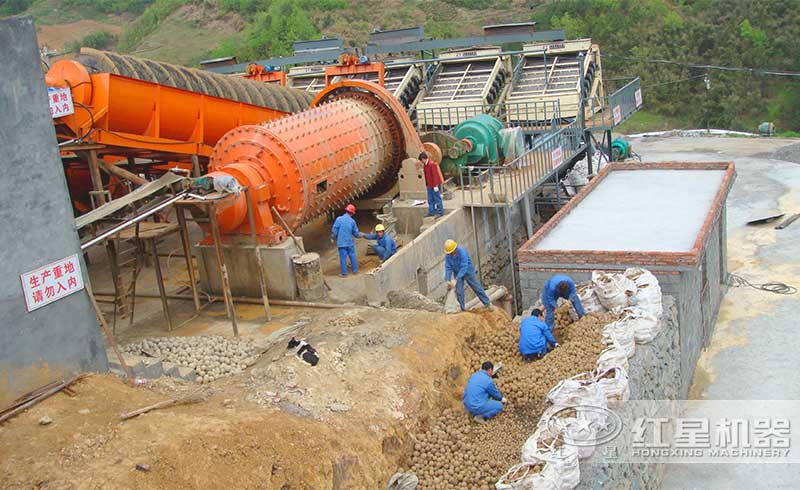 鉛鋅礦球磨機作業(yè)現(xiàn)場