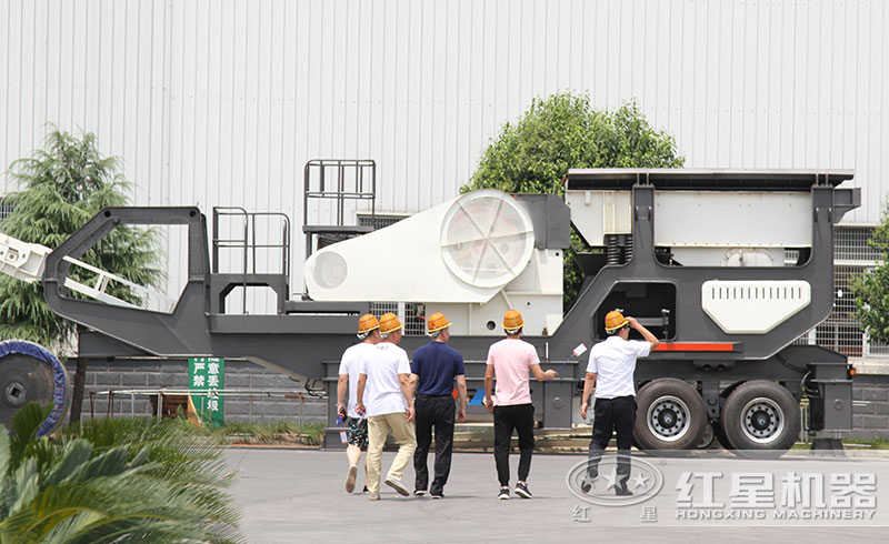 用戶在紅星機器廠區(qū)參觀車載流動磨沙機 用戶在紅星機器廠區(qū)參觀車載流動磨沙機