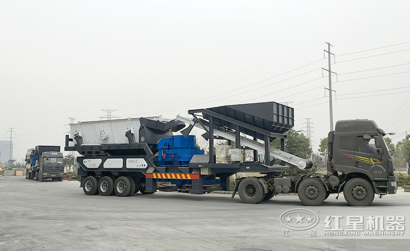 紅星機(jī)器柴油發(fā)動(dòng)機(jī)移動(dòng)破碎站發(fā)往山東煙臺(tái)