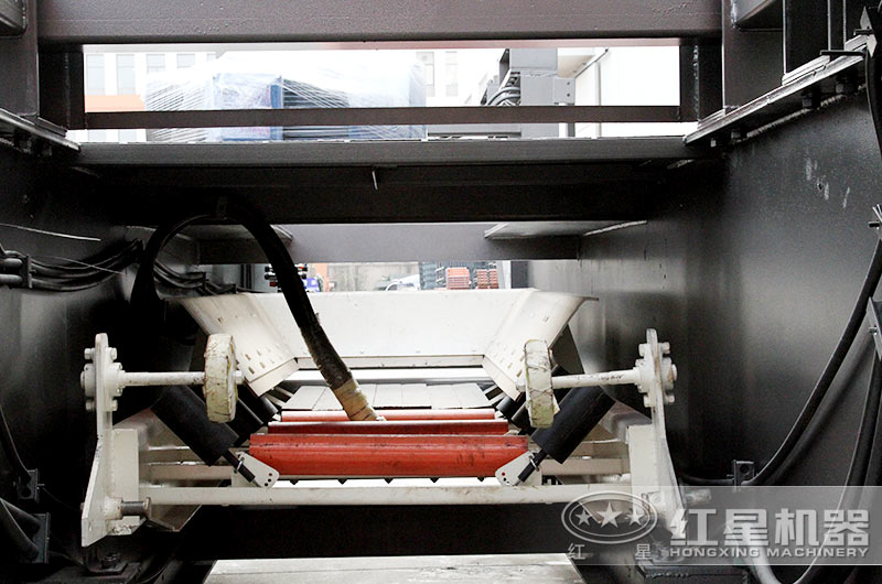 移動(dòng)式小型石子破碎機(jī)內(nèi)部展示 移動(dòng)式小型石子破碎機(jī)內(nèi)部展示