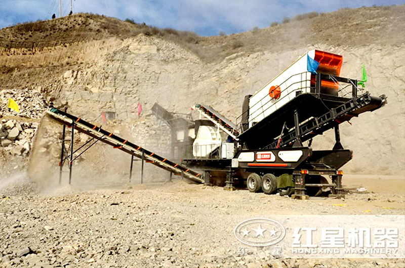 時產(chǎn)50噸的小型移動石頭粉碎機現(xiàn)場作業(yè)圖 時產(chǎn)50噸的小型移動石頭粉碎機現(xiàn)場作業(yè)圖