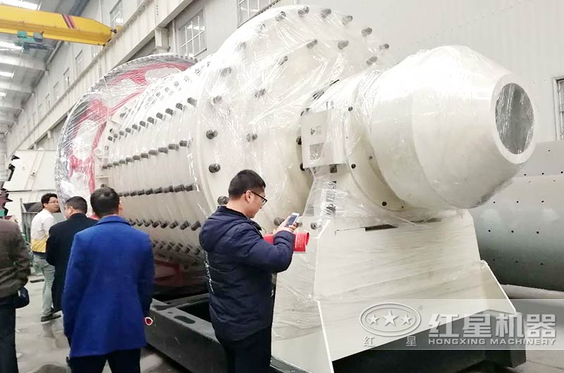 用戶參觀紅星機(jī)器球磨機(jī)個(gè)棒磨機(jī)車間 用戶參觀紅星機(jī)器球磨機(jī)個(gè)棒磨機(jī)車間