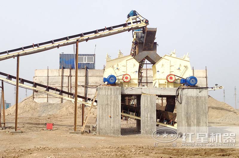 錘式反擊式破碎機(jī)作業(yè)現(xiàn)場(chǎng) 錘式反擊式破碎機(jī)作業(yè)現(xiàn)場(chǎng)