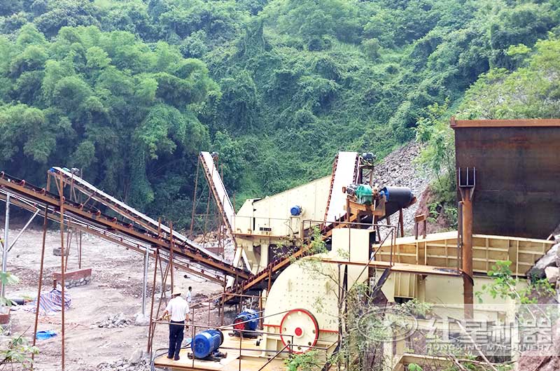 錘式破碎機現(xiàn)場 錘式破碎機現(xiàn)場