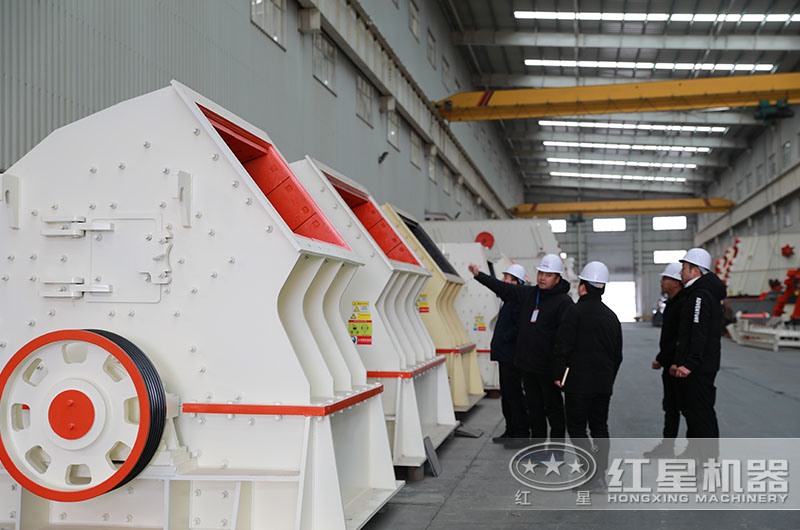 客戶來紅星機(jī)器錘式制砂機(jī)車間考察 客戶來紅星機(jī)器錘式制砂機(jī)車間考察