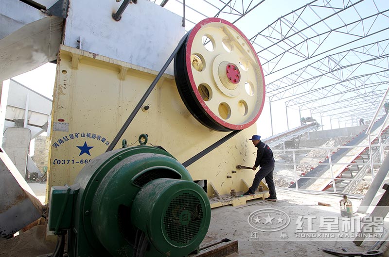石頭破碎機(jī)作業(yè)現(xiàn)場(chǎng)