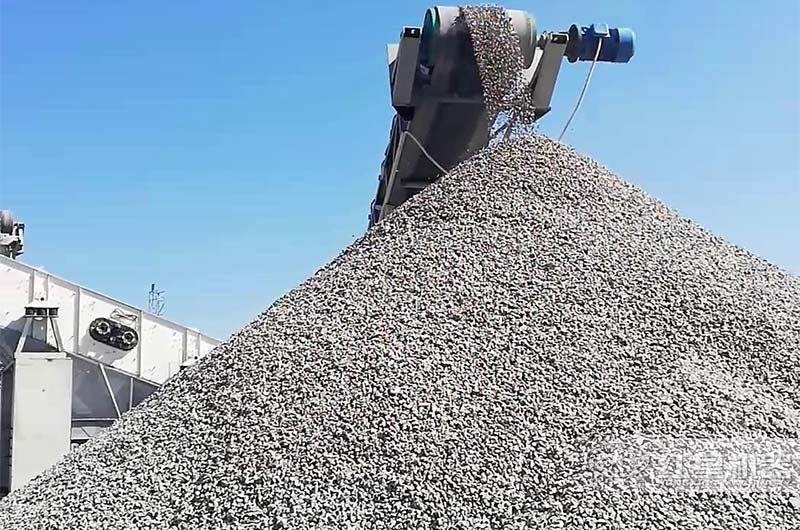 砂石生產(chǎn)線現(xiàn)場(chǎng)的石子成品堆