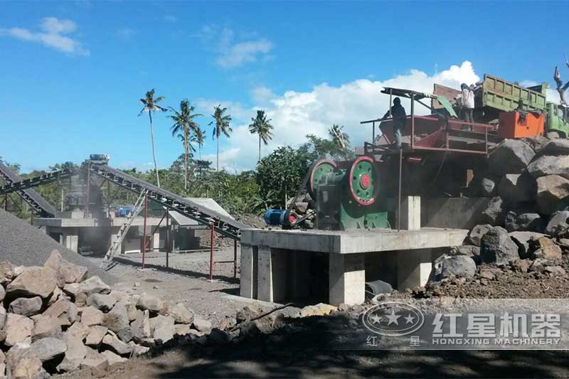 玄武巖顎式破碎機作業(yè)現(xiàn)場 玄武巖顎式破碎機作業(yè)現(xiàn)場