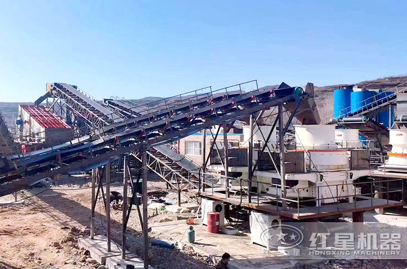 時(shí)產(chǎn)800噸石料生產(chǎn)線現(xiàn)場(chǎng)圖，圓錐破+制砂機(jī)破碎硬巖