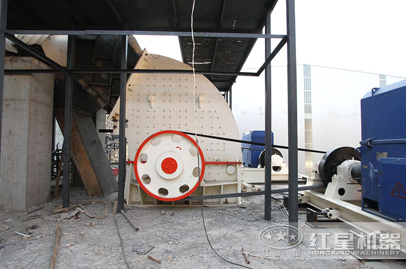 重錘式破碎機(jī)生產(chǎn)現(xiàn)場 重錘式破碎機(jī)生產(chǎn)現(xiàn)場