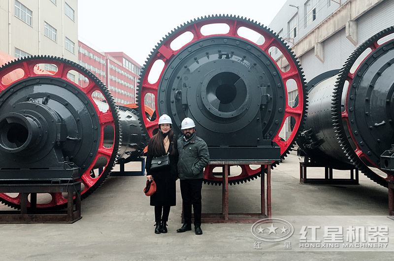 客戶(hù)來(lái)廠(chǎng)參觀球磨機(jī) 客戶(hù)來(lái)廠(chǎng)參觀球磨機(jī)