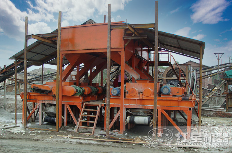 對(duì)輥式破碎機(jī)生產(chǎn)現(xiàn)場(chǎng) 對(duì)輥式破碎機(jī)生產(chǎn)現(xiàn)場(chǎng)