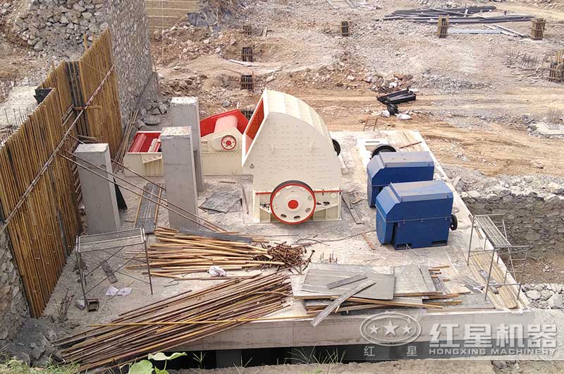 重錘式破碎機生產(chǎn)現(xiàn)場 重錘式破碎機生產(chǎn)現(xiàn)場