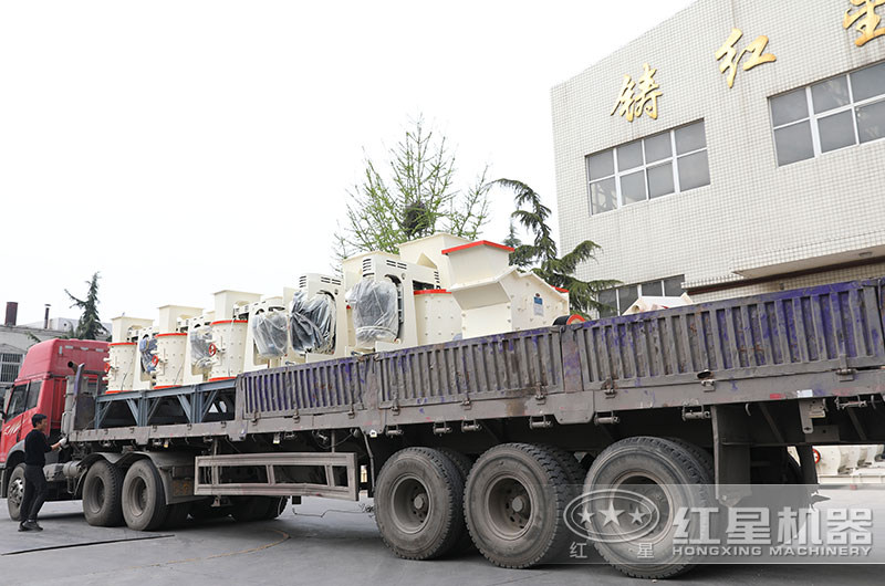 多臺(tái)立軸制砂機(jī)設(shè)備裝車發(fā)貨